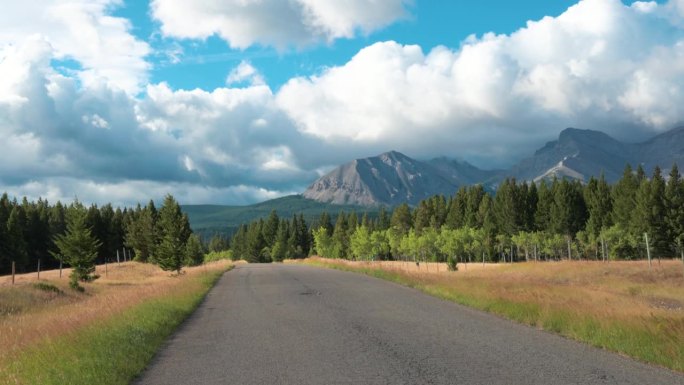 沿着山路行驶的风景