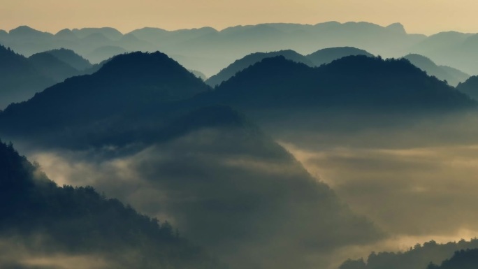 早晨的山脉云雾缭绕意境空灵