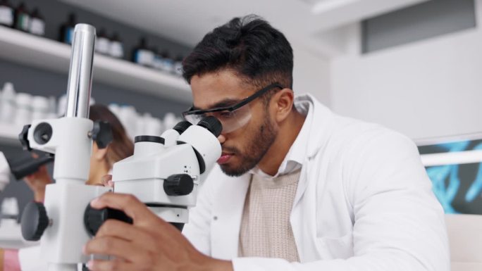 显微镜，分析和人类科学家在实验室的研究，化学和创新。卫生保健、医疗和印度卫生专家在实验室检查化学、实