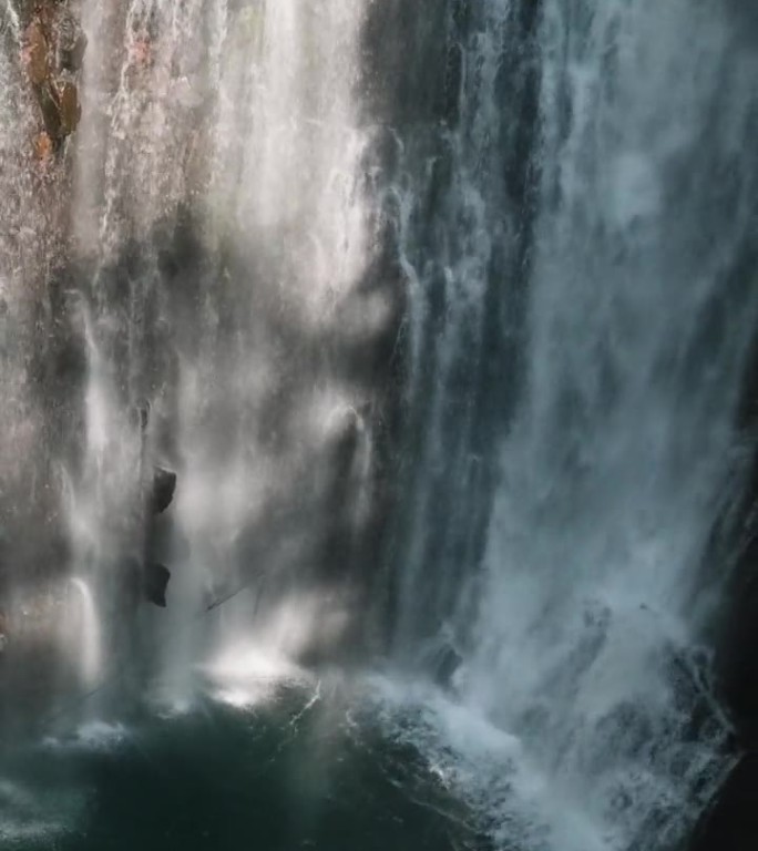 北拉瑙州伊利甘市的蒂纳戈瀑布。菲律宾。