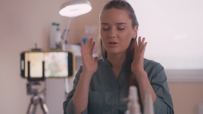 专业美容师在博客上分享护肤心得，用手机拍摄视频