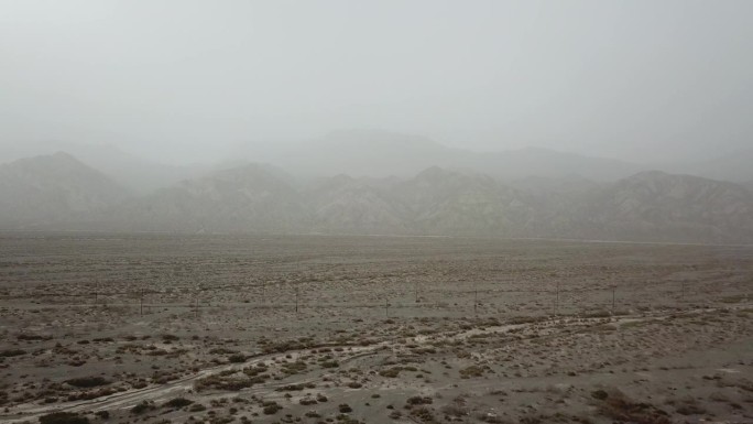 新疆戈壁沙漠上的一条公路，位于天山和塔克拉玛干沙漠之间