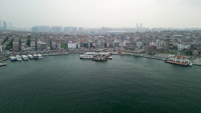 卡迪科伊轮渡码头和巴士站在伊斯坦布尔盘旋拍摄