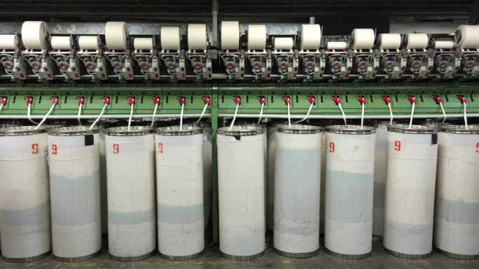 在自动化工厂生产的缝纫织机