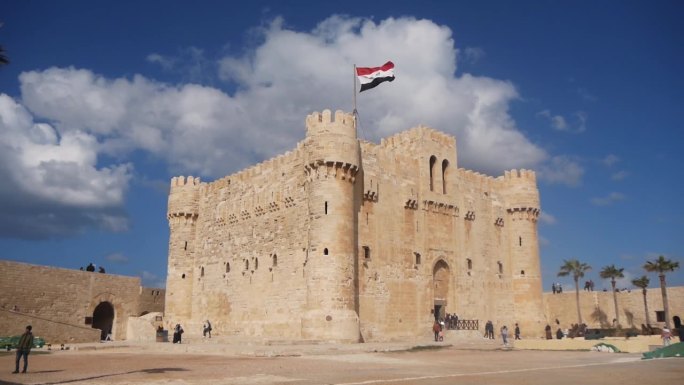 埃及亚历山大的盖特贝城堡建筑，顶部有一面旗帜