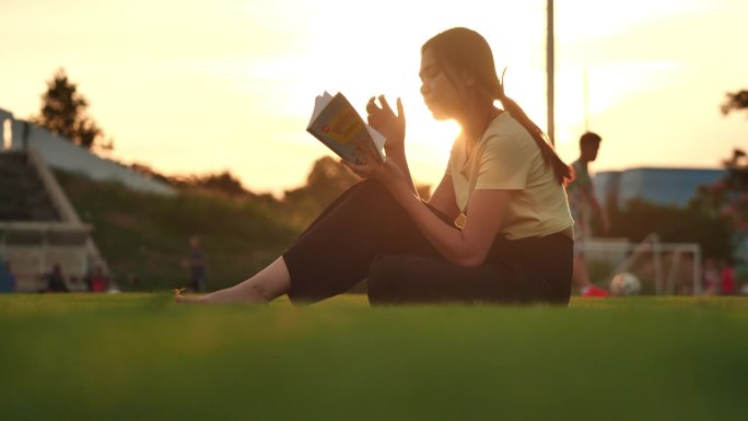 在公园看书的女人公园看书的女人读书