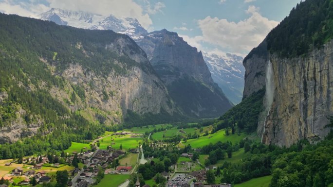 美丽的山脉与冰川，瀑布和山谷-瑞士阿尔卑斯山的自然。瑞士劳特布龙嫩山谷鸟瞰图。瑞士阿尔卑斯村庄Lau
