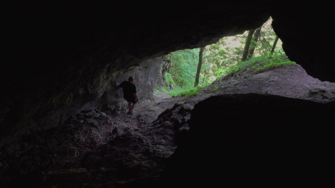 徒步旅行者在山洞里行走。人在自然的概念。