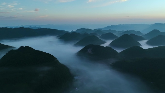 鸟瞰清晨美丽的山景