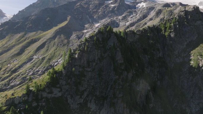 高空无人机拍摄的高山山峰和冰川