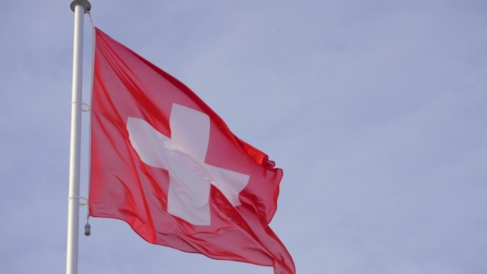 蓝天的瑞士国旗蓝天蓝色国家