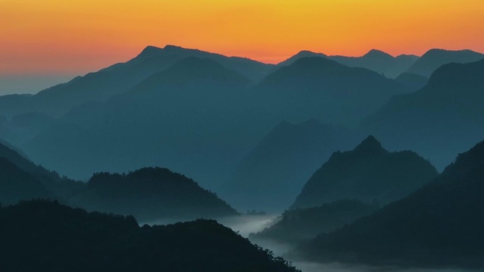 早晨日出前的山脉高山峰山脉连绵秋天