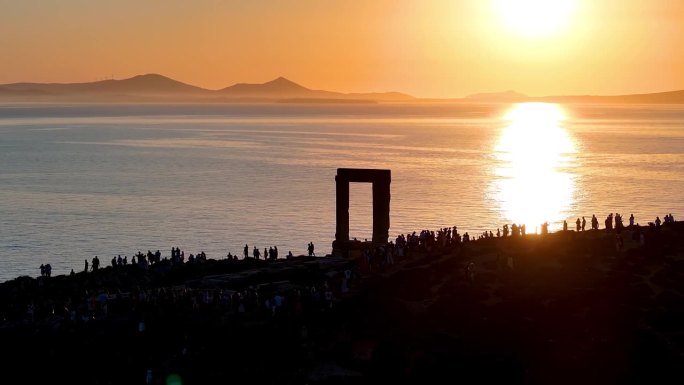 纳克索斯岛波尔塔拉大理石纪念碑的日落鸟瞰图