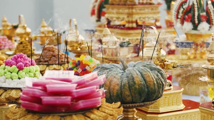 一组水果和甜点与香和香为泰国和印度文化祭祀。