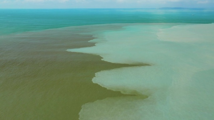 航拍海面上的油污和污染