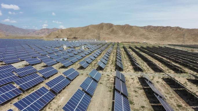 Drone clip over a field of solar panels