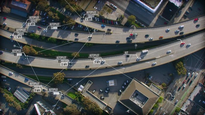 无人驾驶或自动驾驶汽车鸟瞰图。经过高速公路的车辆。小车和速度信息显示。未来的交通工具。物联网。人工智