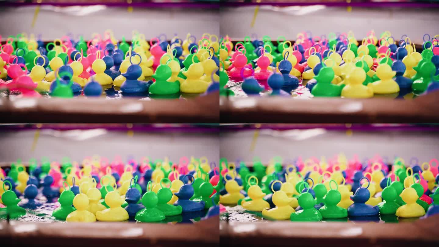 五颜六色的塑料鸭子在游戏池里游泳。背景视频。