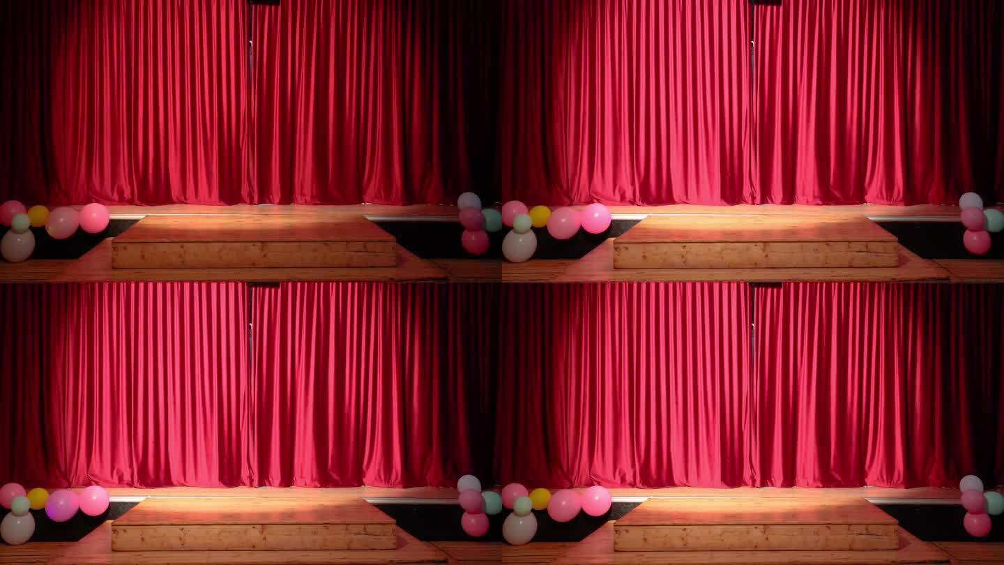 剧院舞台上有红色的窗帘和聚光灯