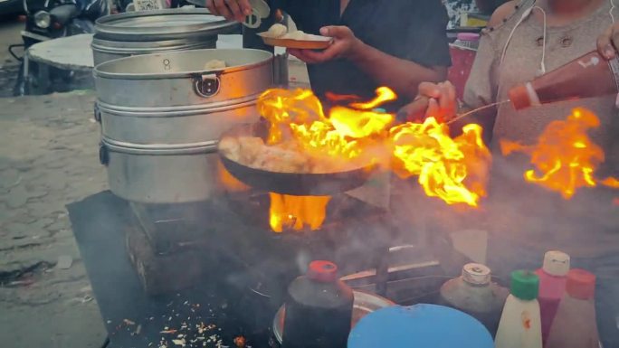 火在平底锅周围呼啸而过-街头食品场景2个镜头