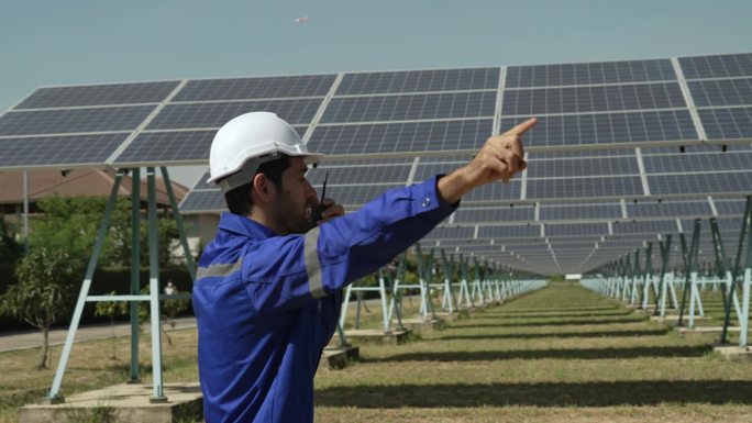 员工在太阳能农场工作。