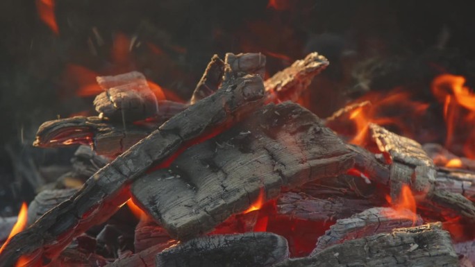 柴火燃烧-慢动作视频的火舌和烟从煤在烤架