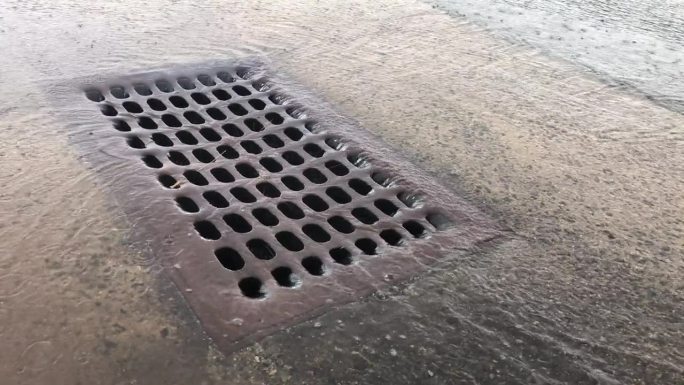 暴雨后雨水聚集到排水沟和沟渠