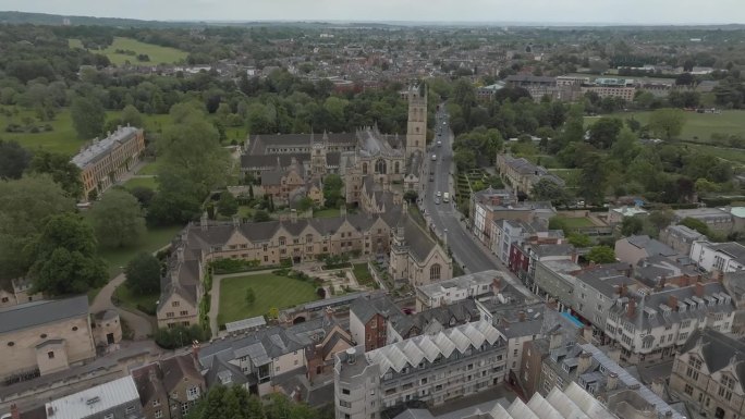 默顿学院俯瞰牛津城。
