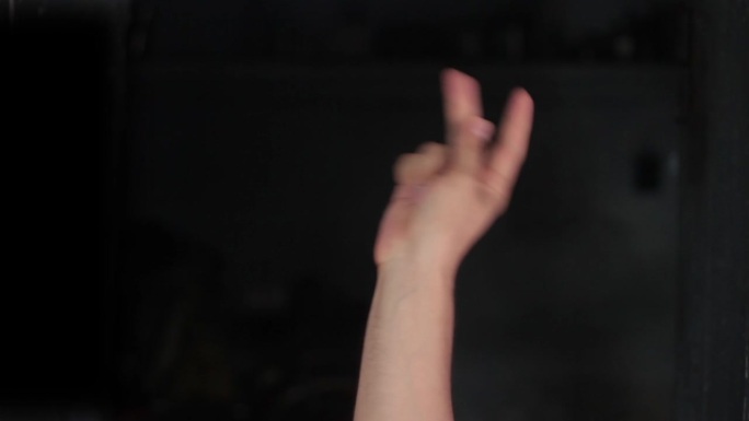 Kk字母美国手语高清视频演示，美国手语(ASL)单手Kk字母手语孤立在黑色背景。