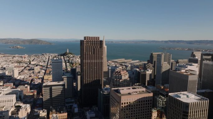 市区高楼大厦的航拍画面，背景是海湾里的水。美国加州旧金山