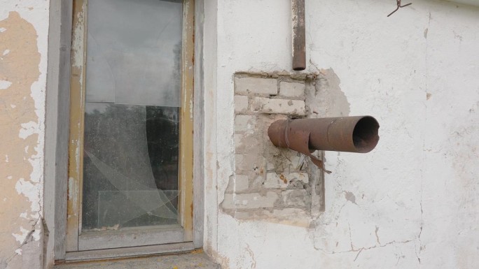 爱沙尼亚一户人家墙外生锈的水管