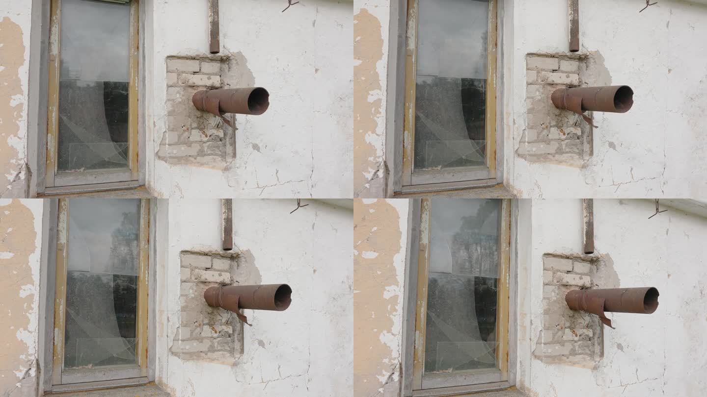 爱沙尼亚一户人家墙外生锈的水管