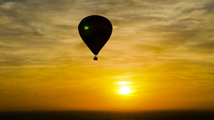 乘坐热气球的黄金时间日出