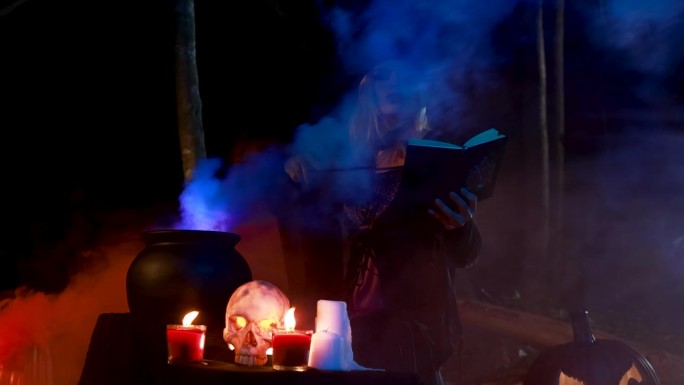 夜晚，在乡下的森林里，一个女巫在一壶啤酒的烟雾中背诵魔法书