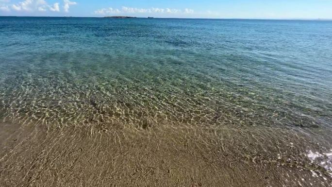 海浪卷起沙滩。