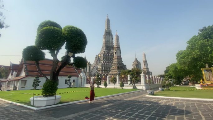 泰国首都的名片是佛教寺庙Wat Arun，黎明寺，它位于湄南河岸边