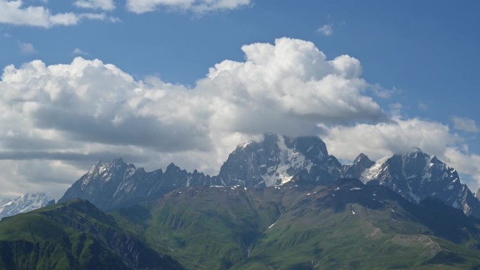乌什巴山是高加索山脉最著名的山峰之一，云层移动的延时视频。它位于格鲁吉亚的斯瓦涅季地区
