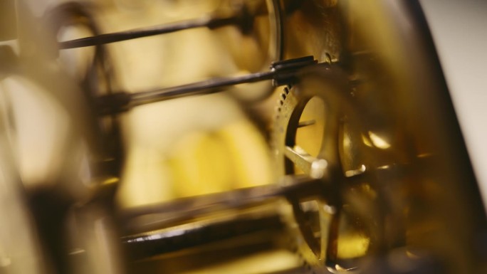 极端近距离齿轮转动内部闪亮的黄铜模拟闹钟-时钟工程，时间，机制