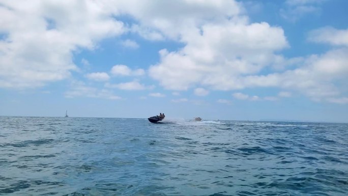 在阿利坎特的地中海沿岸乘坐水上摩托艇