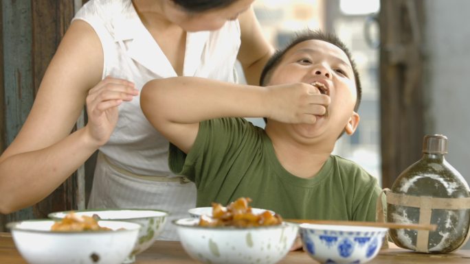 孩子迫不及待偷吃饭菜