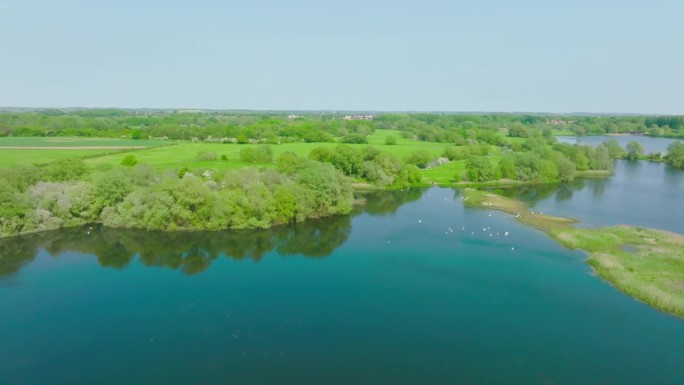 无人机拍摄的英格兰米尔顿凯恩斯林福德湖自然保护区