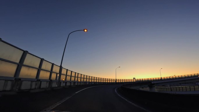 从高速公路上行驶的汽车的驾驶座上看到的景象