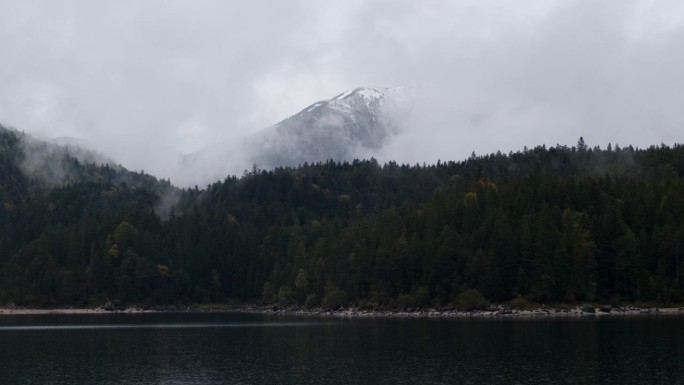 自然是美丽的高山峰山脉连绵秋天