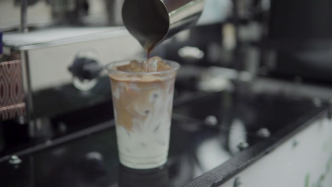 咖啡师在便携式咖啡店里准备加牛奶的冰咖啡