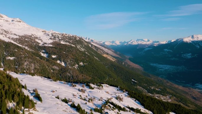 从瑞士瓦莱州的克兰斯-蒙大拿滑雪胜地欣赏上罗纳河谷的优美景色。宽的天线