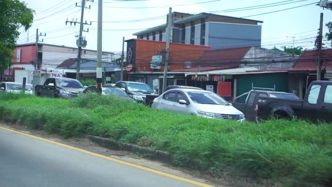 道路上的交通公路绿树袋天气晴朗停车场