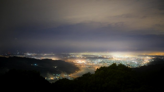 俯瞰大湖乡和卓兰镇的夜景。