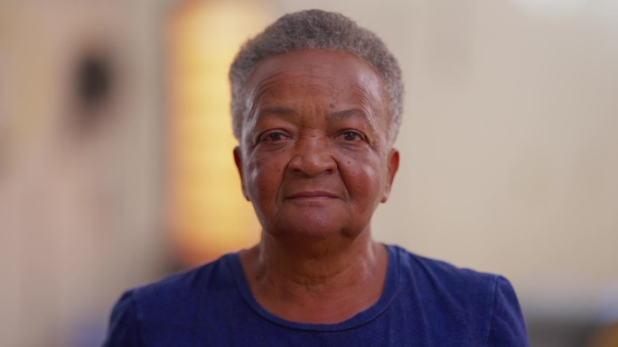 一位巴西黑人老年女性的肖像，表情中性地看着镜头。一位非裔美国老年女性的特写脸