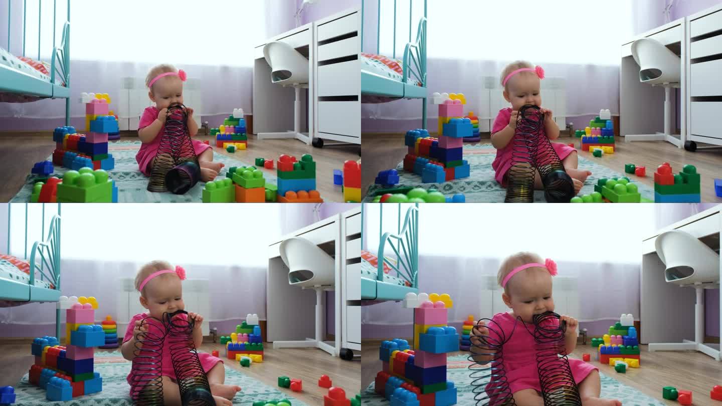 女婴在家里散落的玩具中玩耍
