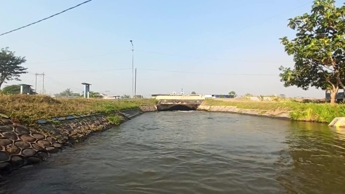 河水流速非常快水流速度大水流速溪流急促